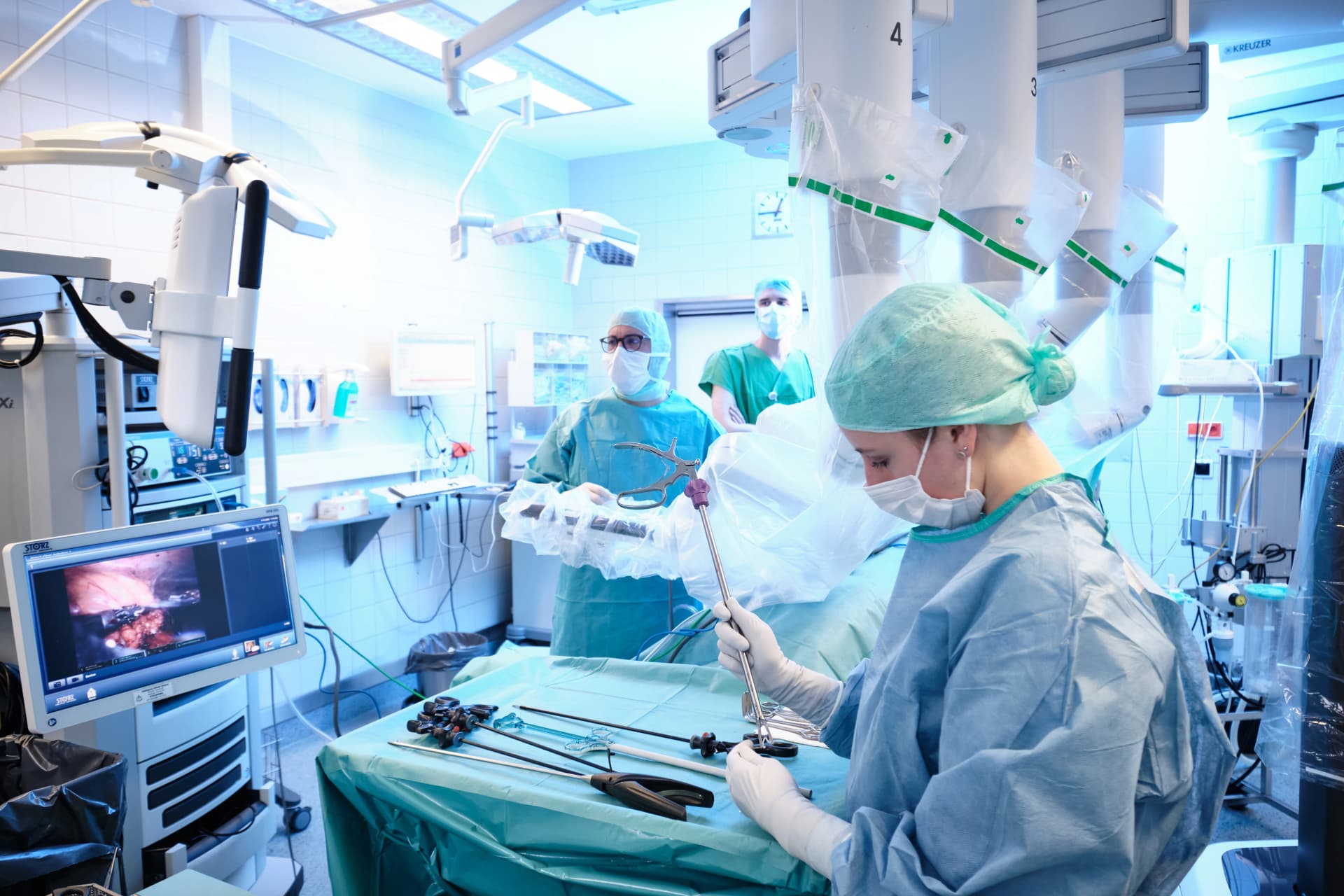 Eine Operationstechnische Assistentin begleitet eine urologische Operation als steriler Part.
