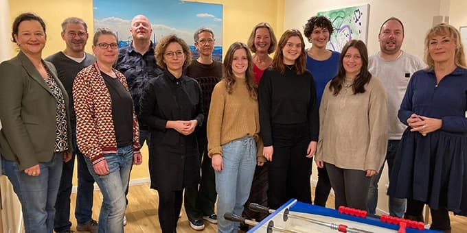 Bild: Chefärztin Dr. Sabine Ott-Jacobs (links) mit den Lehrer:innen der Klinikschule und dem Team der Tagesklinik Osdorf