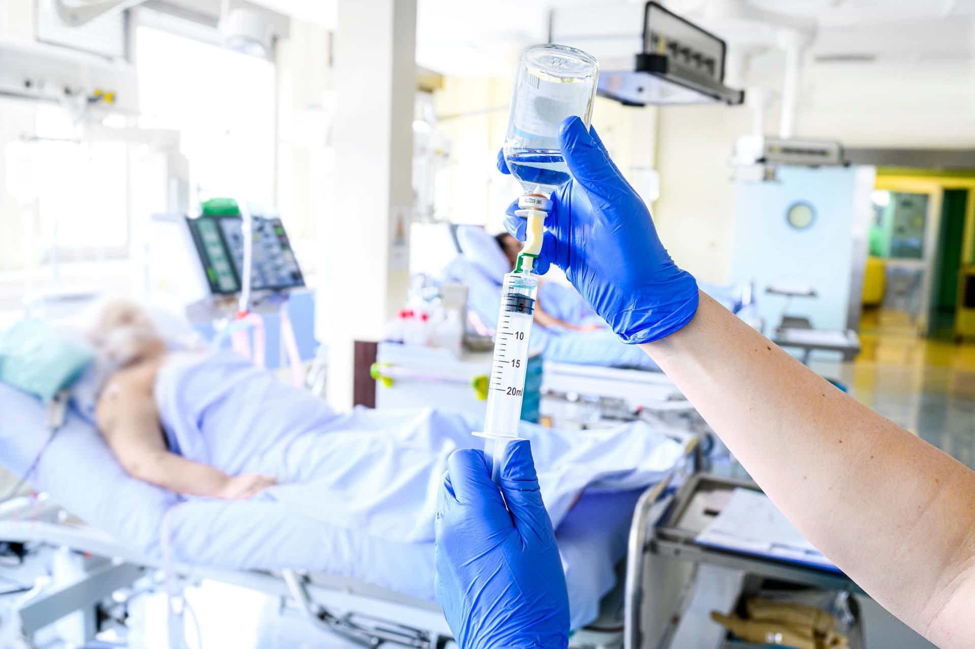 Das Motiv zeigt einen Patienten im Intensivbett