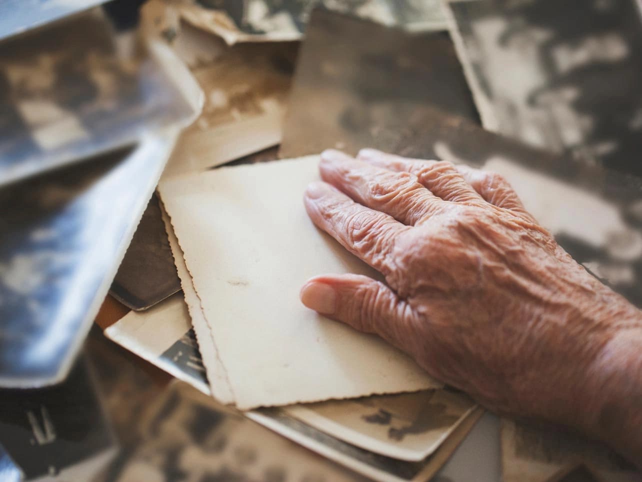 Bild: Hand mit alten Bildern