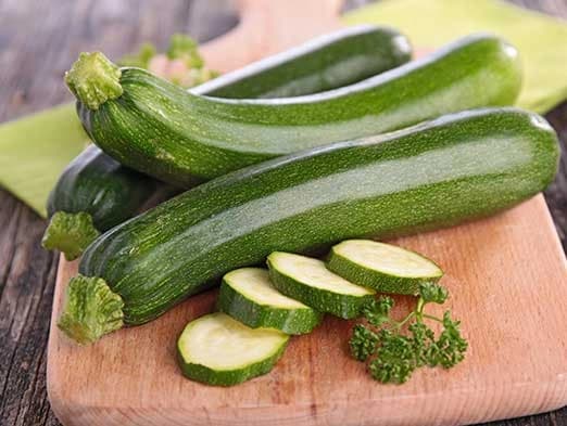 Bild zucchini auf einem Brett