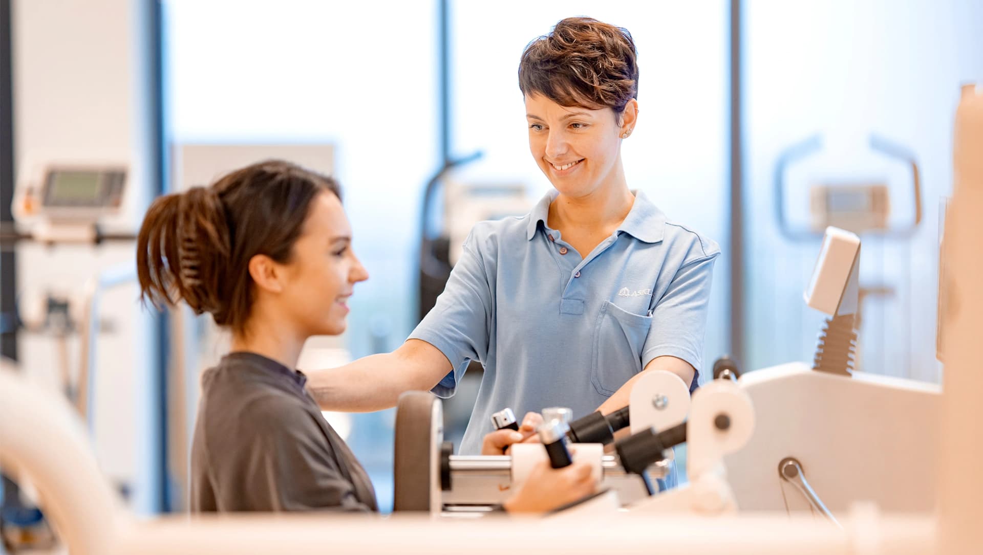 Physiotherapeutin mit Patientin im MTT