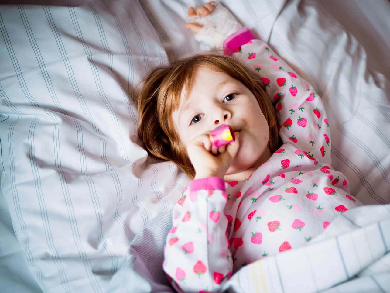 Bild: Kind im Krankenhausbett