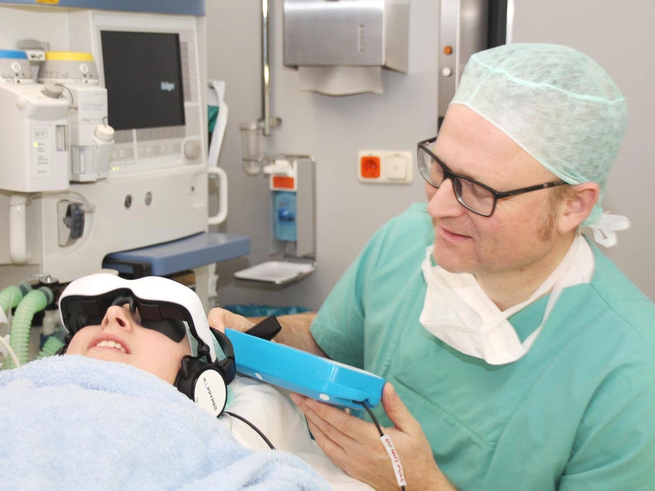 Bild: Dr. Heuser mit der Happymed-Brille im Einsatz