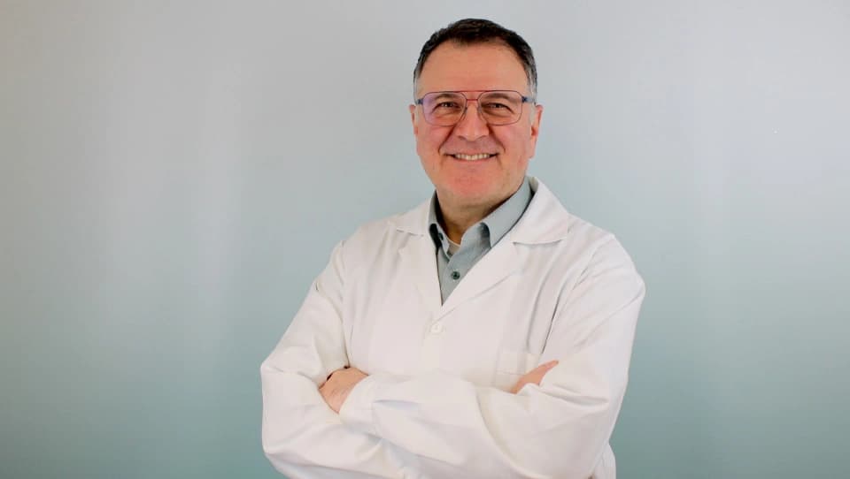 Das Motiv zeigt den Ärztlichen Direktor Dr. Skambas