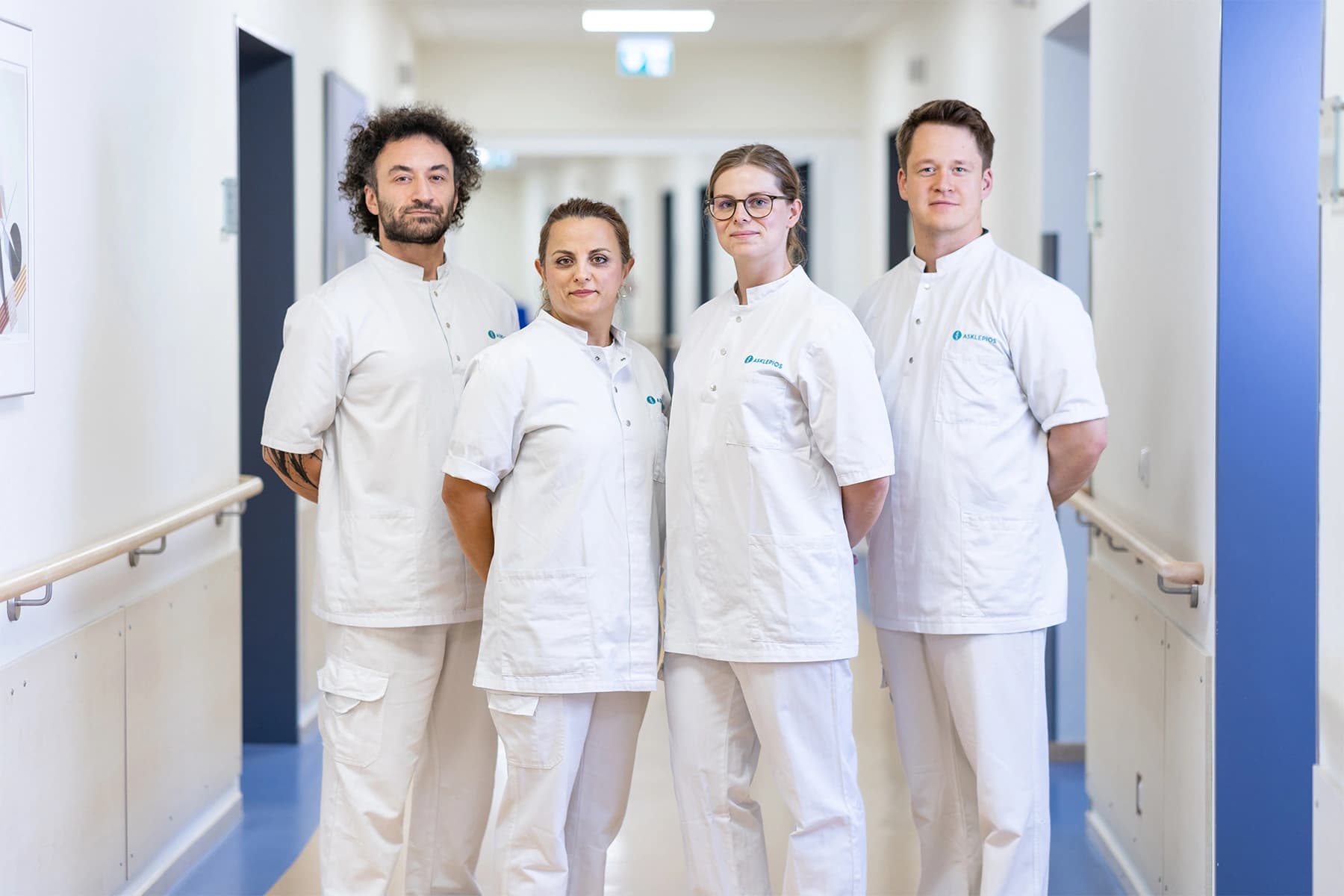 Das Bild zeigt die vier Psycholog:innen der Klinik