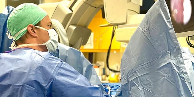 Das Motiv zeigt den Chefarzt der Urologie im OP.