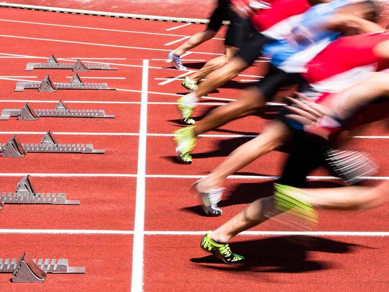 Bild: Läufer starten vom Startblock