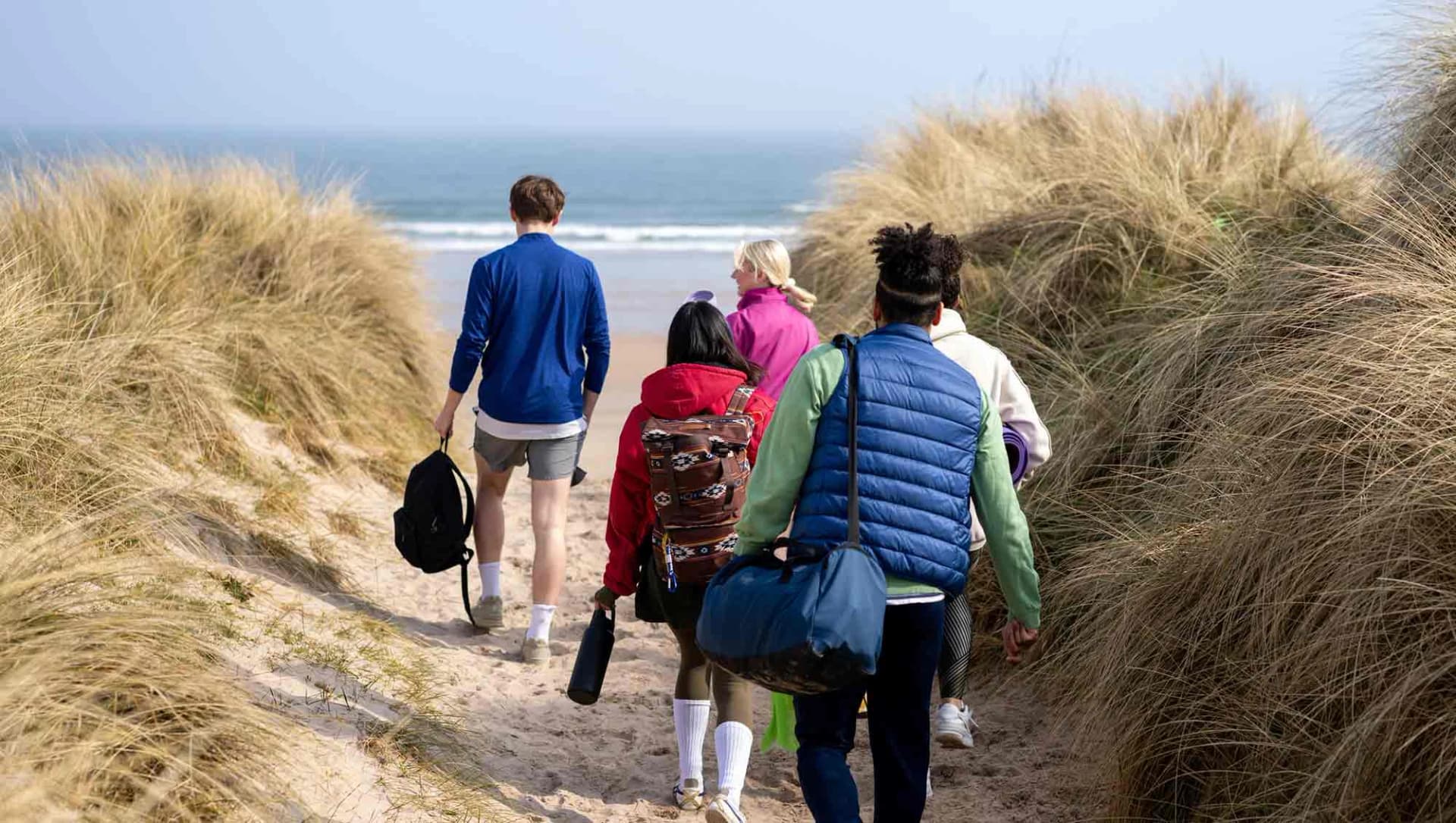 Bild: Therapiegruppe geht durch die Dünen zum Strand