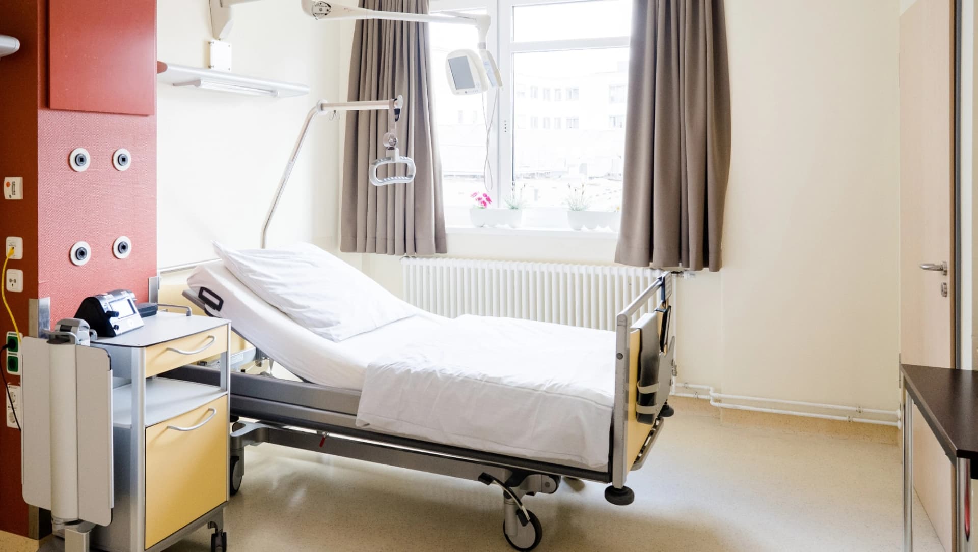 Das Foto zeigt ein Patientenzimmer im Schlaflabor der Asklepios Klinik St. Georg.