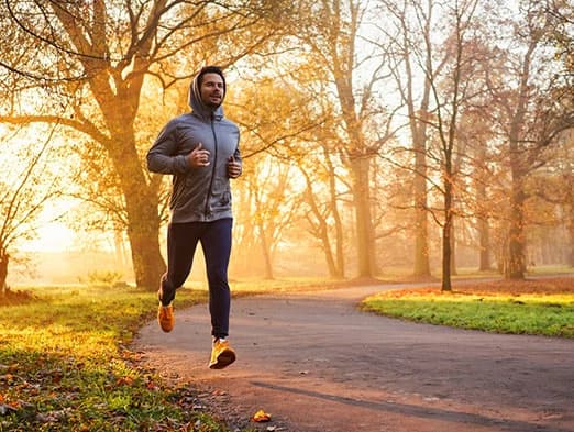 Bild: Mann joggt im Park