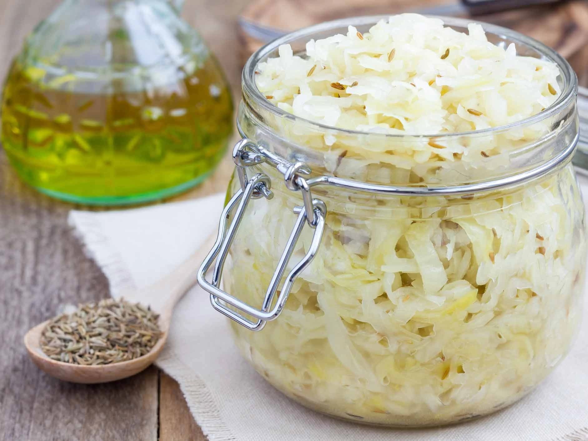 Bild: Sauerkraut im Glas und Kümmel