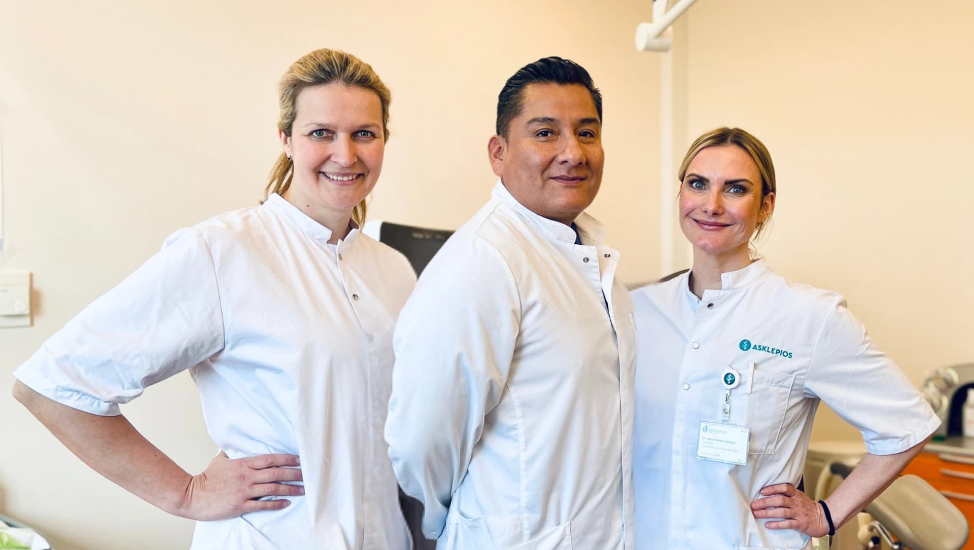 Teambild vom Chefarzt der Gynäkologie sowie den beiden Sektionsleiterinnen der Abteilung in der Gynäkologischen Ambulanz.