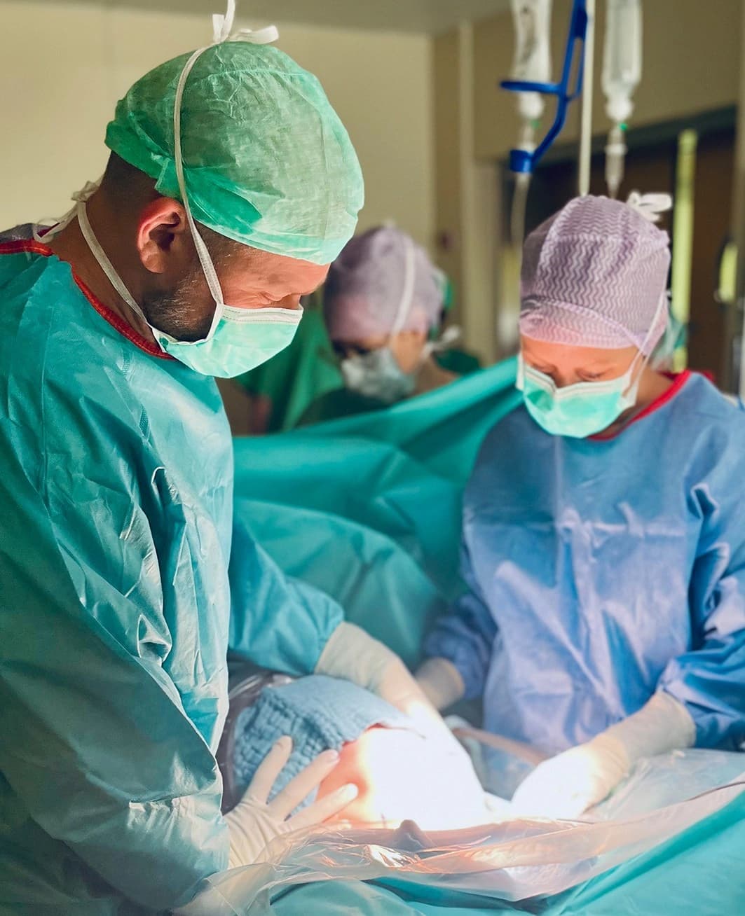 Das Foto zeigt Chefarzt Dr. Wolf und Ärztin Janina Klawe während einer bind. Sectio.