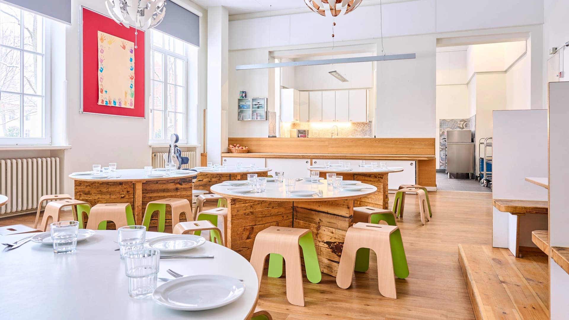 Bild: Helles, lichtdurchflutetes Kinderrestaurant für gemeinsame Mahlzeiten