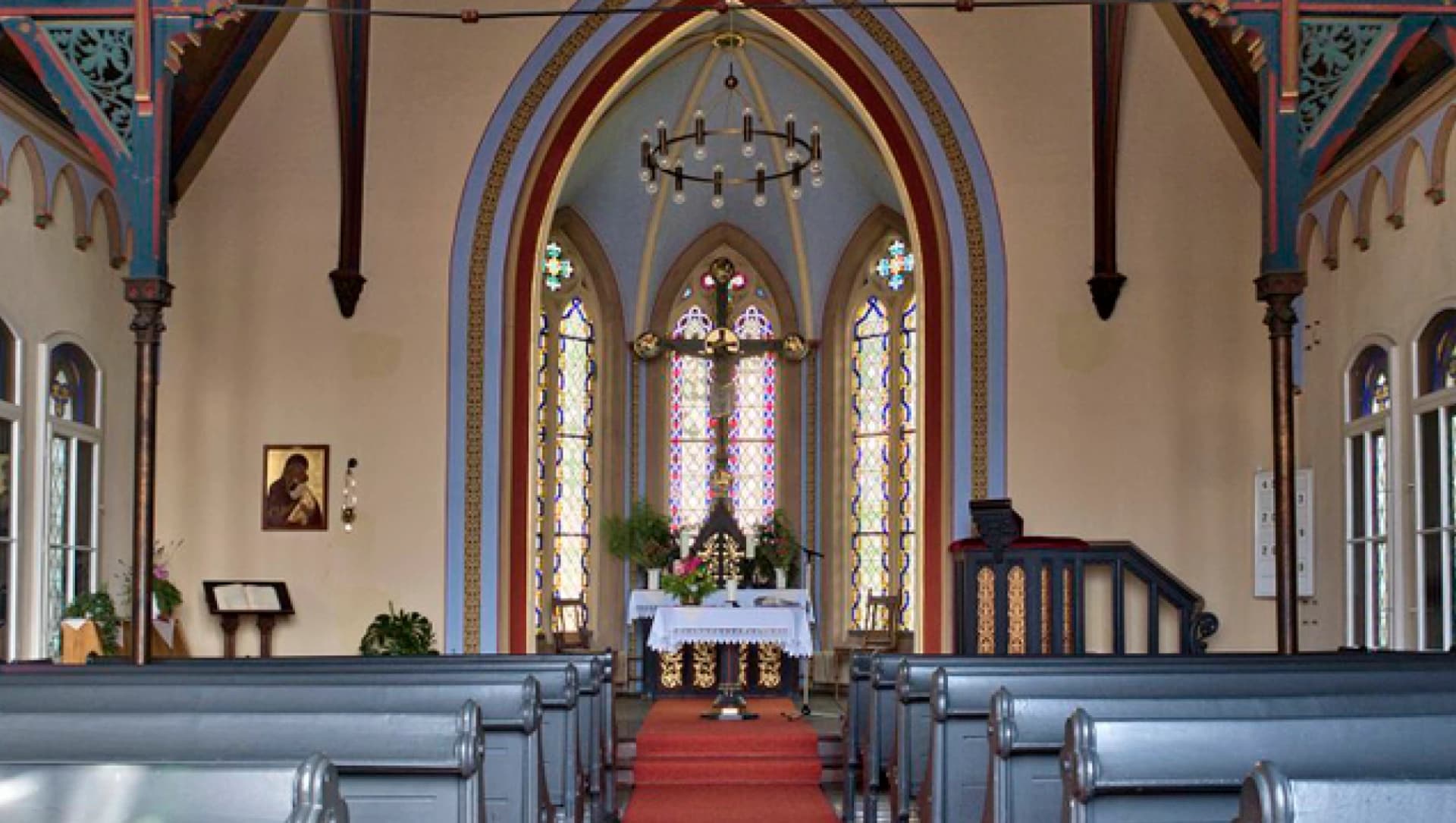 Das Bild zeigt den Innenraum der Lukaskirche mit Blick auf den Altar.