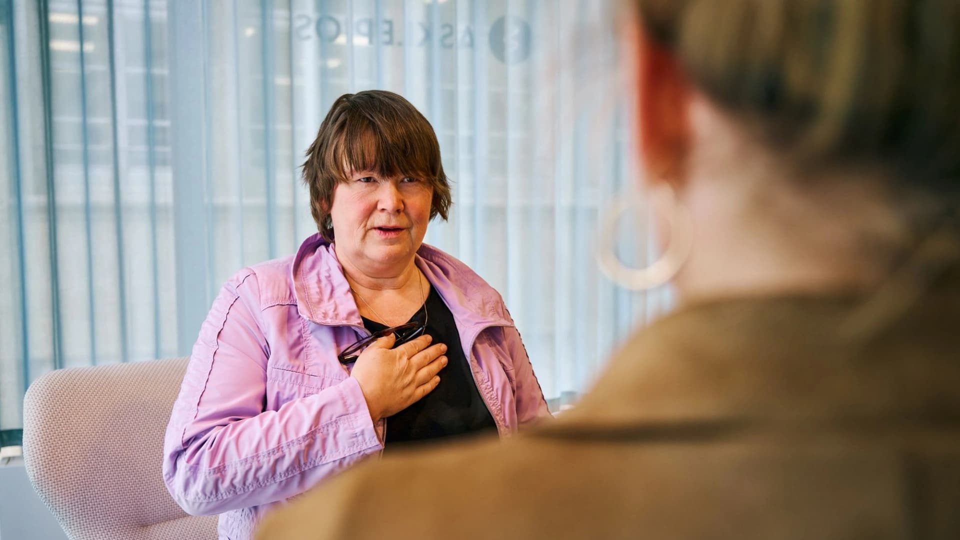 Bild: Dr. Pietsch in einem Therapiegespräch in der Asklepios Private Tagesklinik Erfurt