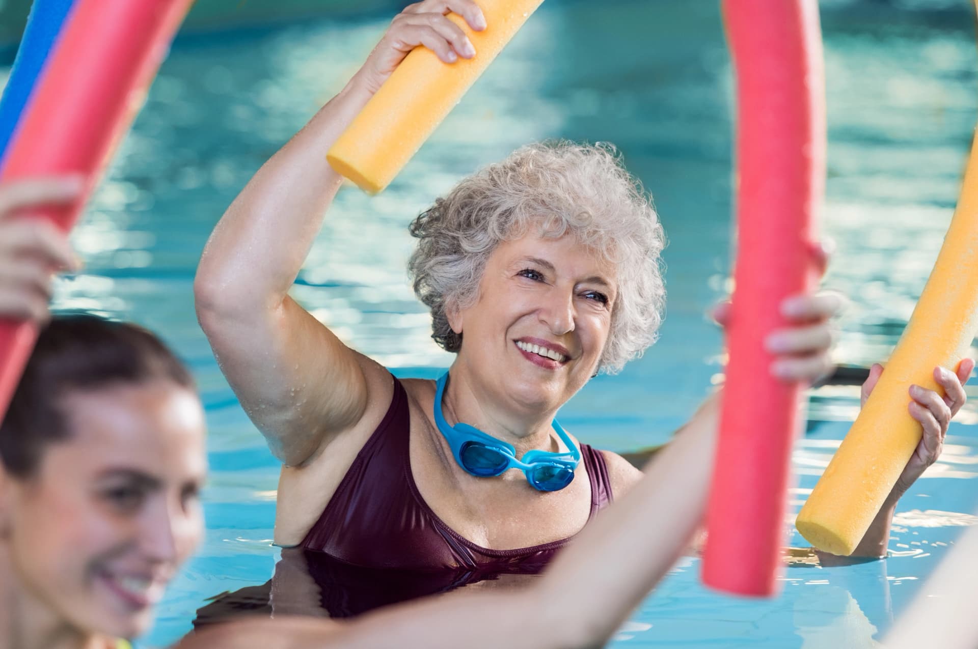 Bild: Frau beim Aquafitness als Maßnahme der Tertiärprävention