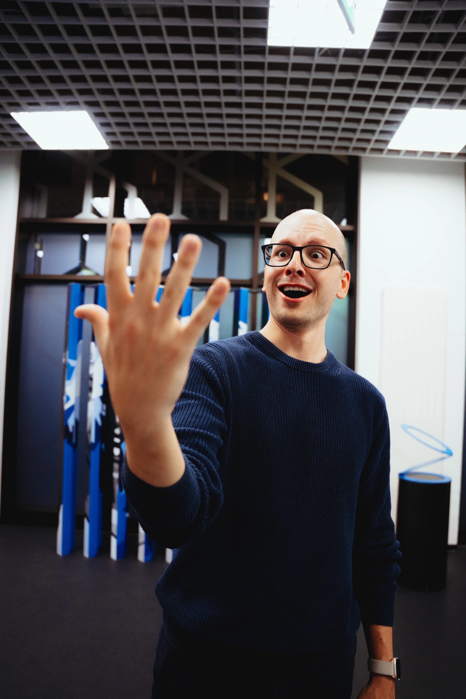 Bild: Mann mit Brille streckt seine Hand nach vorne und schaut sie erstaunt an