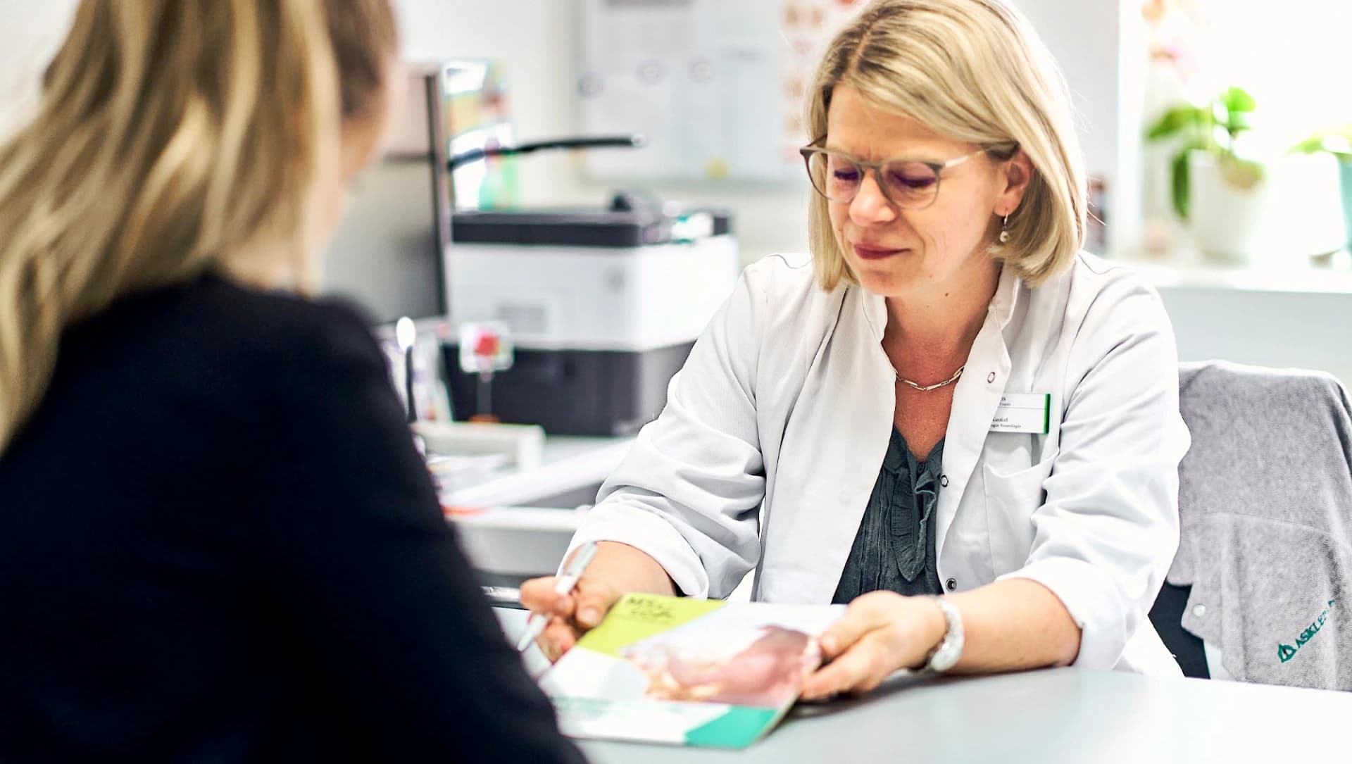 Das Bild zeigt Frau Kunkel im Patientengespräch