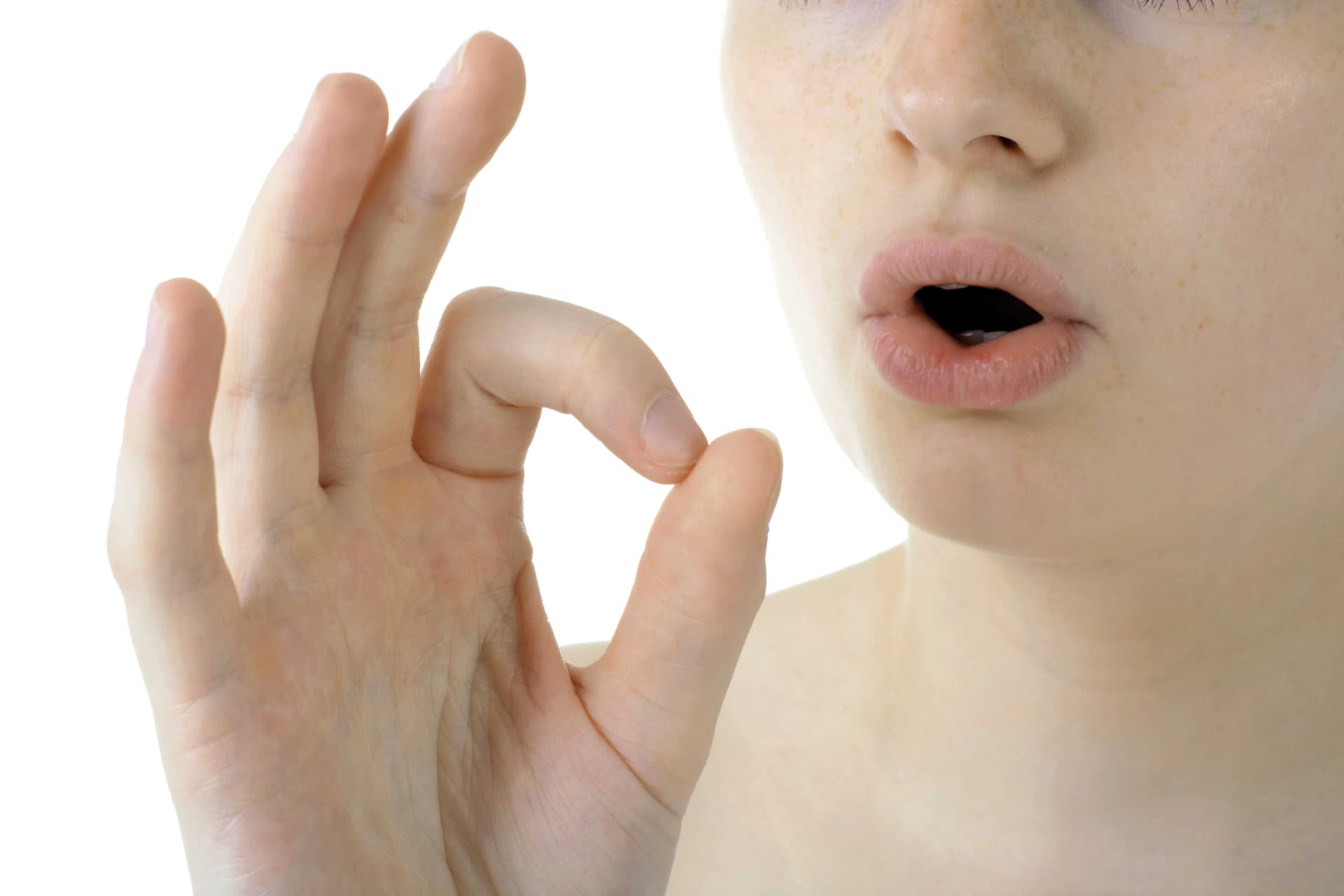 Das Motiv zeigt den Mund einer Frau und die Hand, die ein O formt