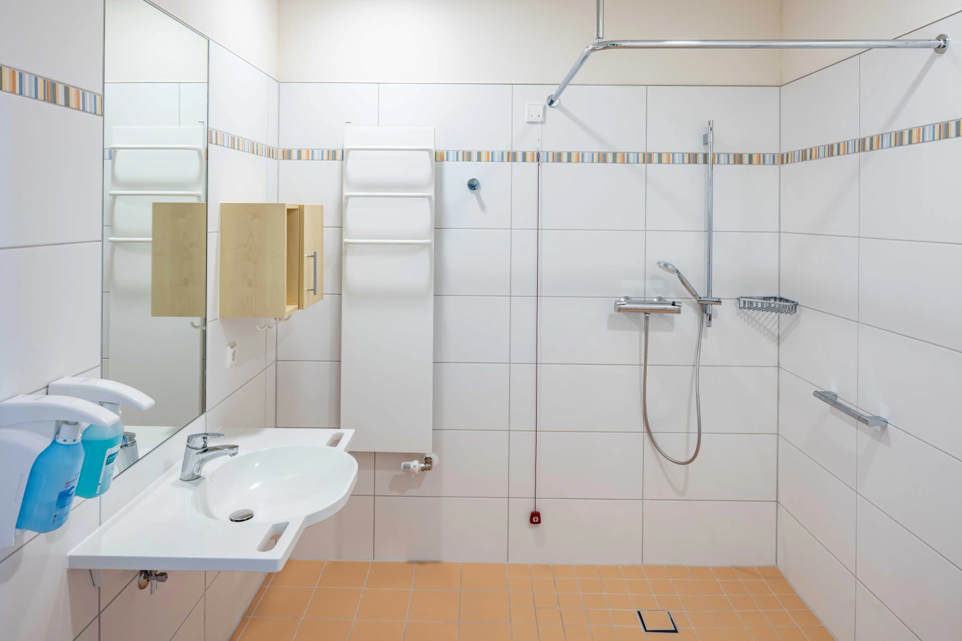 Das Motiv zeigt das Bad eines Patientenzimmers