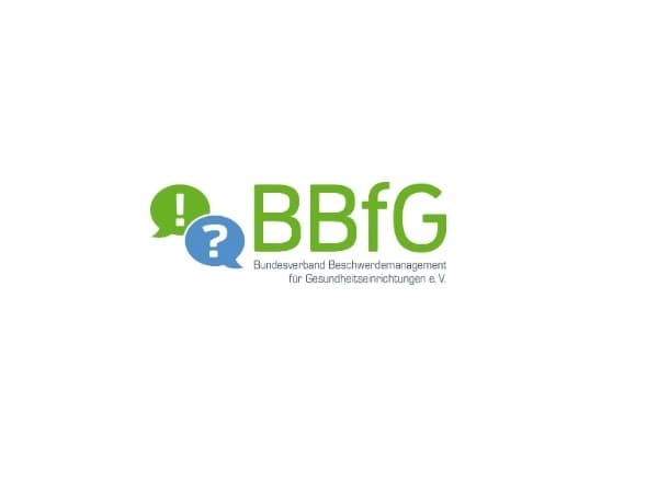Text: Logo des Beschwerdemanagements in grün und blau auf weißem hintergrund
