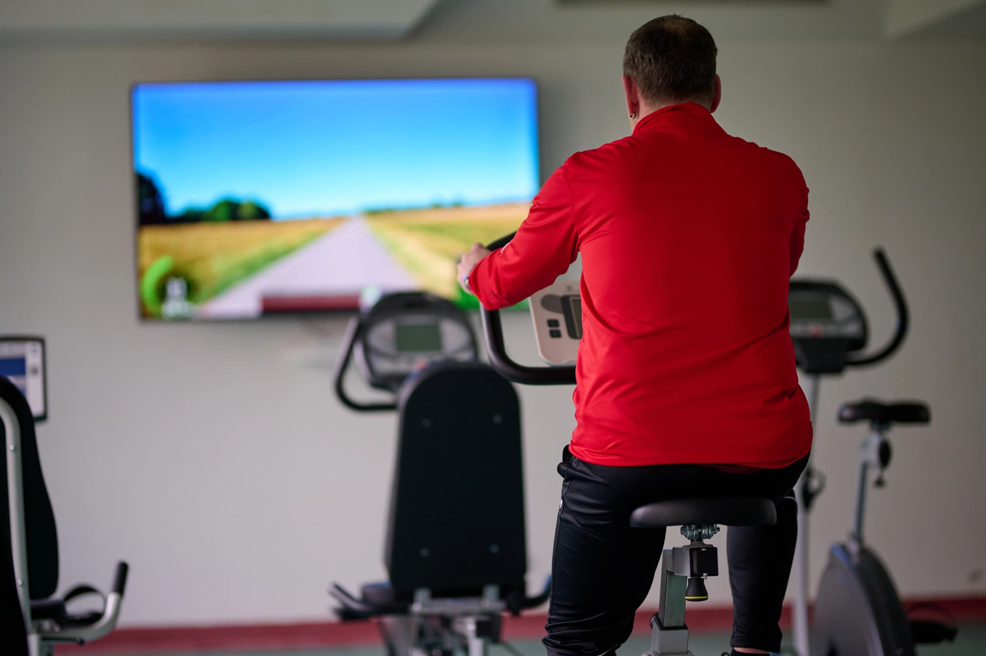 Das Bild zeigt eine Person auf einem Indoor-Fahrrad fahren.