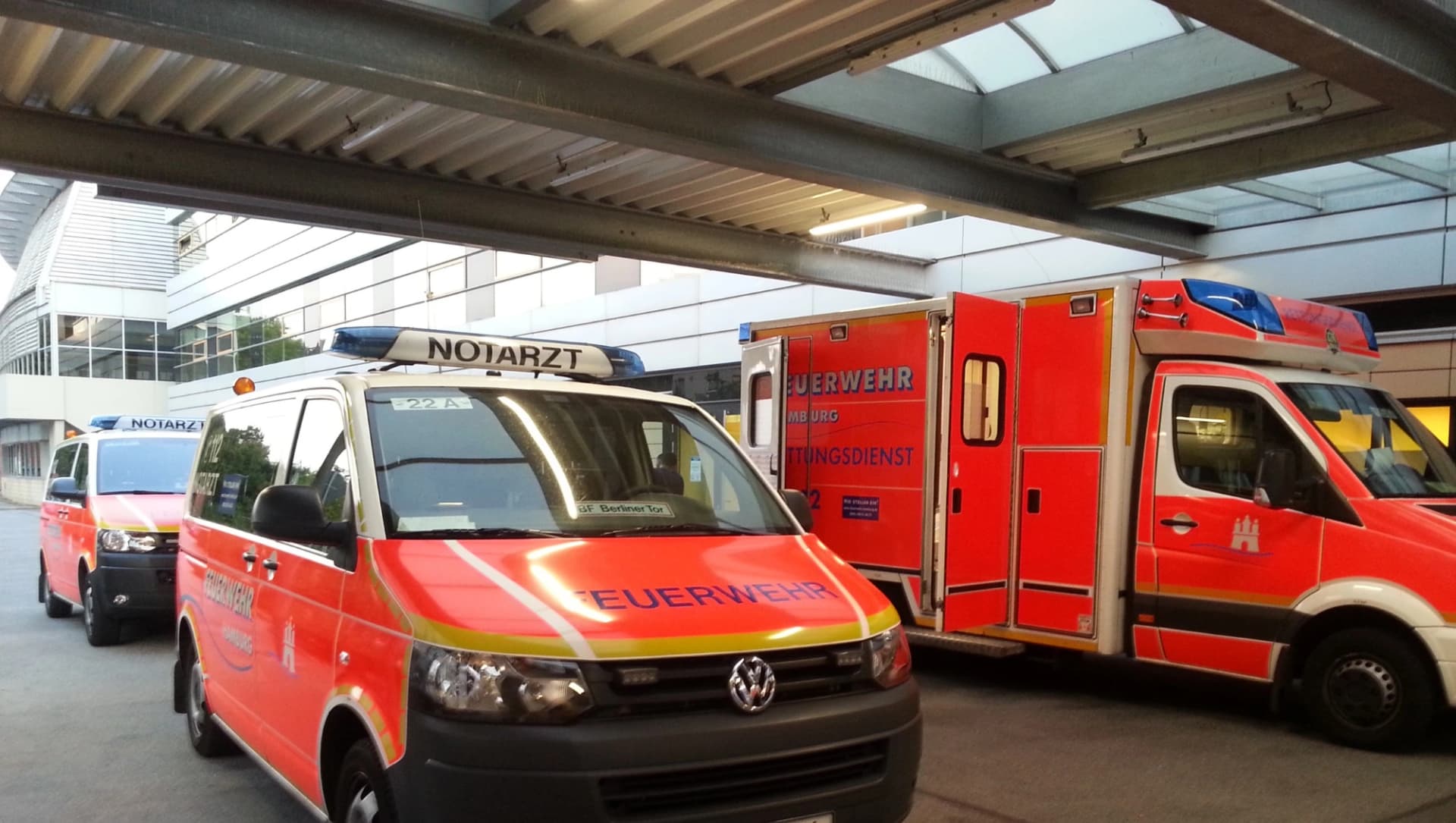 Das Foto zeigt mehrere Rettungswagen vor der Zentralen Notaufnahme der Asklepios Klinik St. Georg