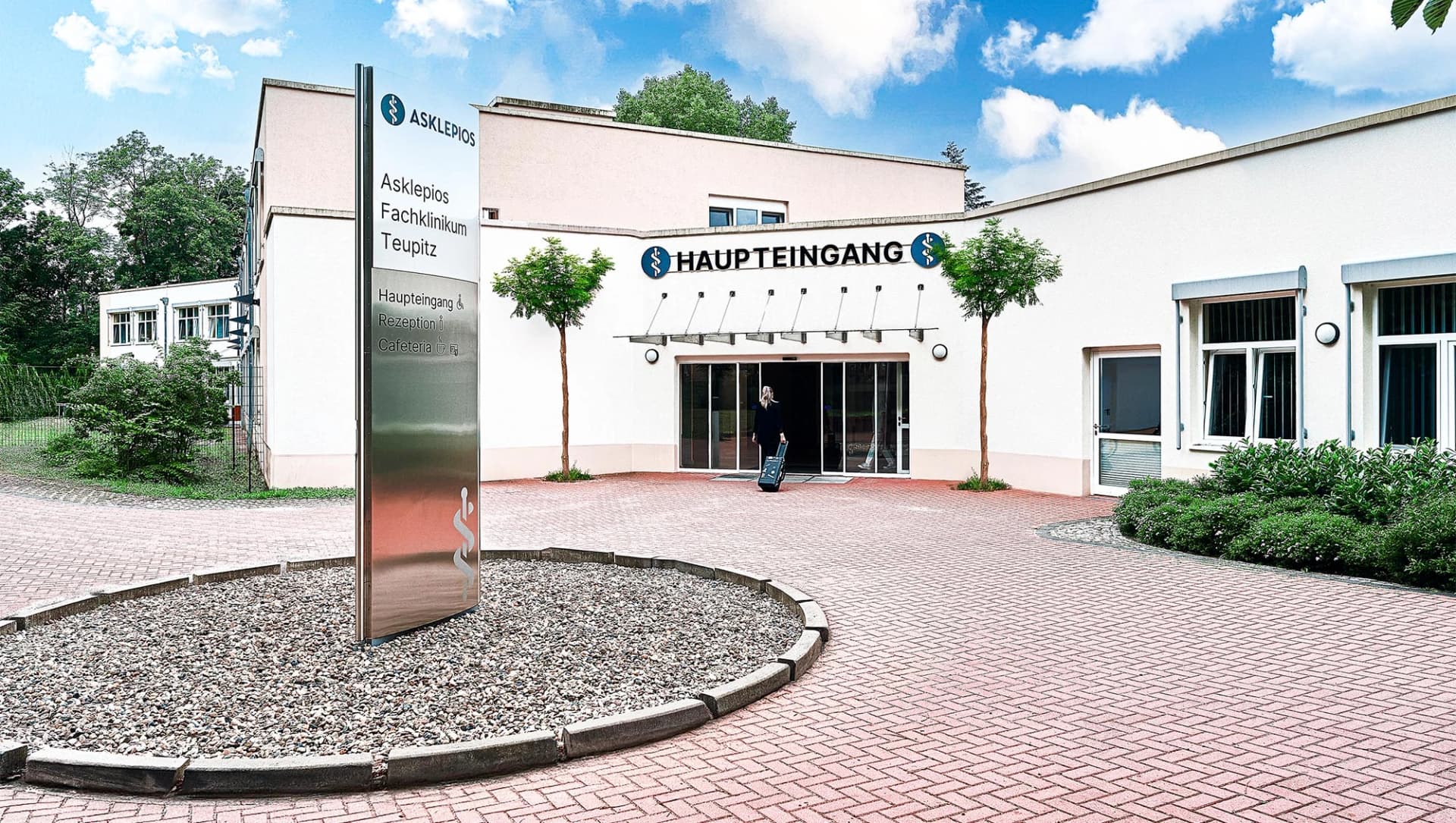 Das Bild zeigt den Haupteingang von Teupitz