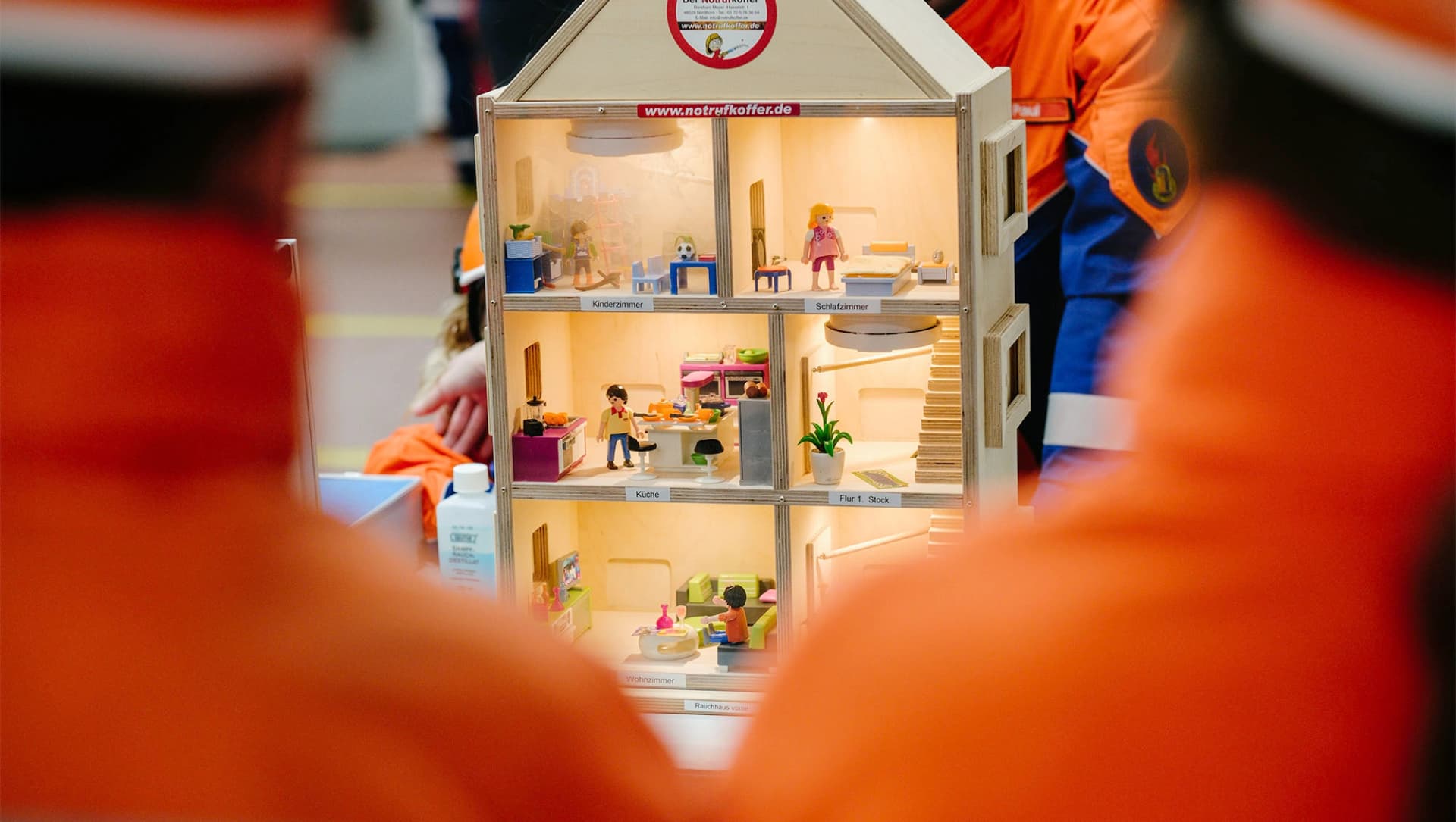 Jugendfeuerwehr lernt an Puppenhaus