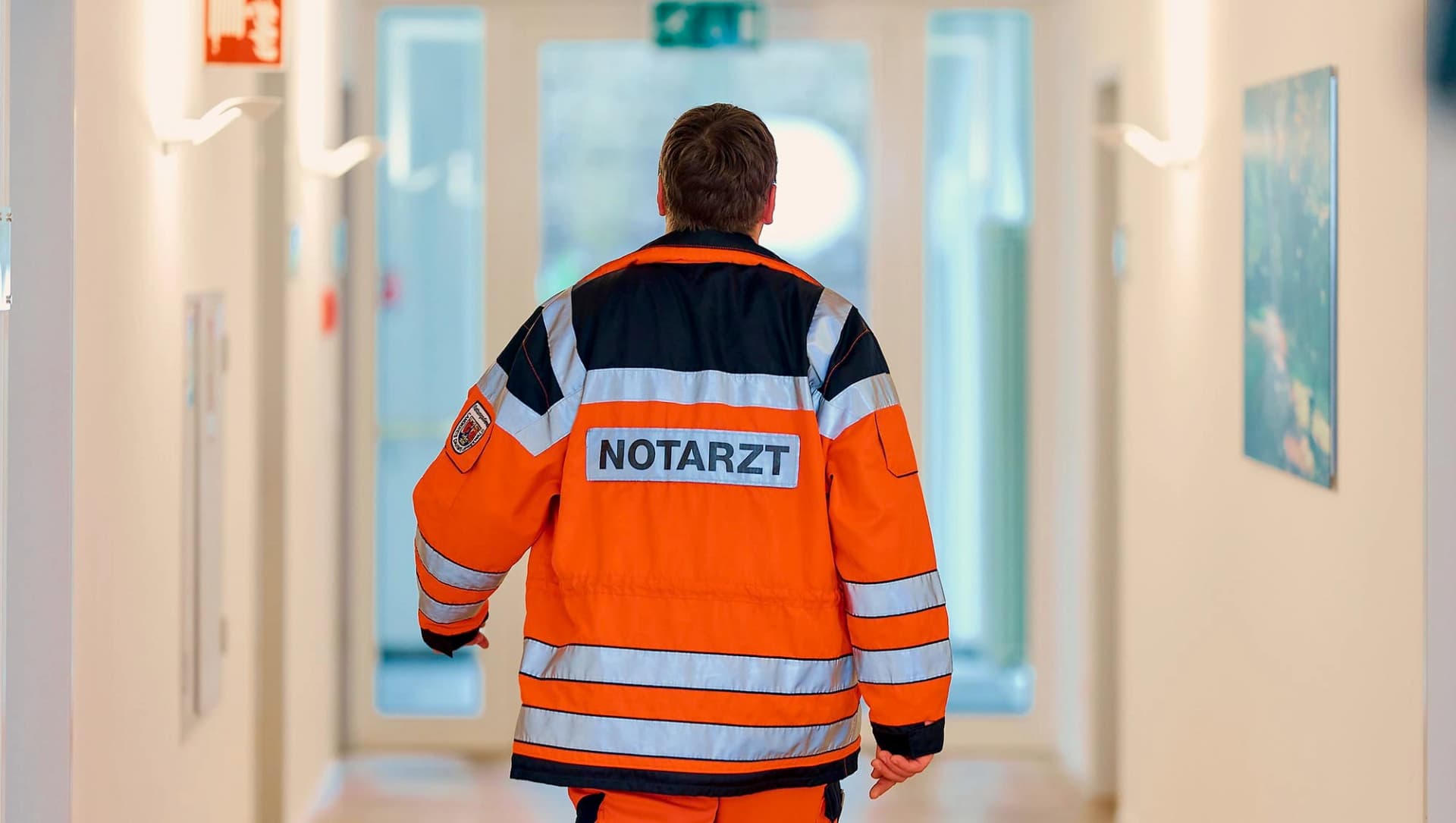 Das Bild zeigt einen Notarzt von hinten