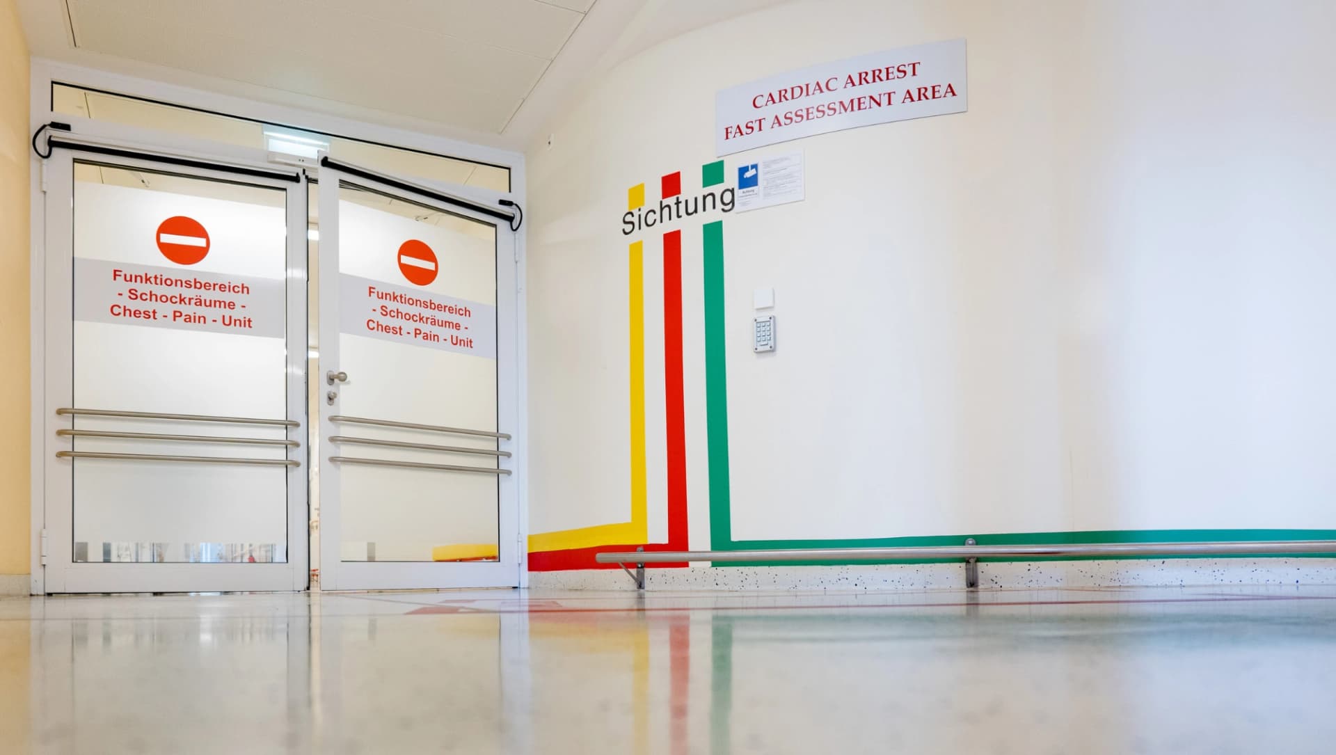 Das Bild zeigt den Eingang zur Zentralen Notaufnahme / Sichtungsbereich der Asklepios Klinik St. Georg