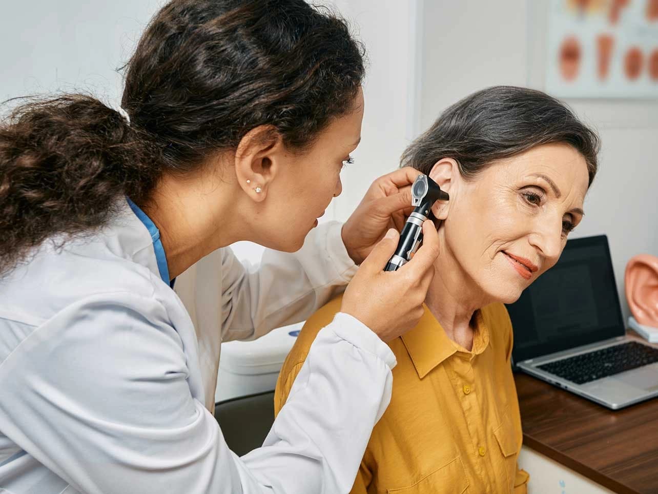 Bild: Ärztin untersucht Patientin