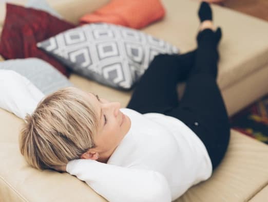 Bild: Frau auf dem Sofa