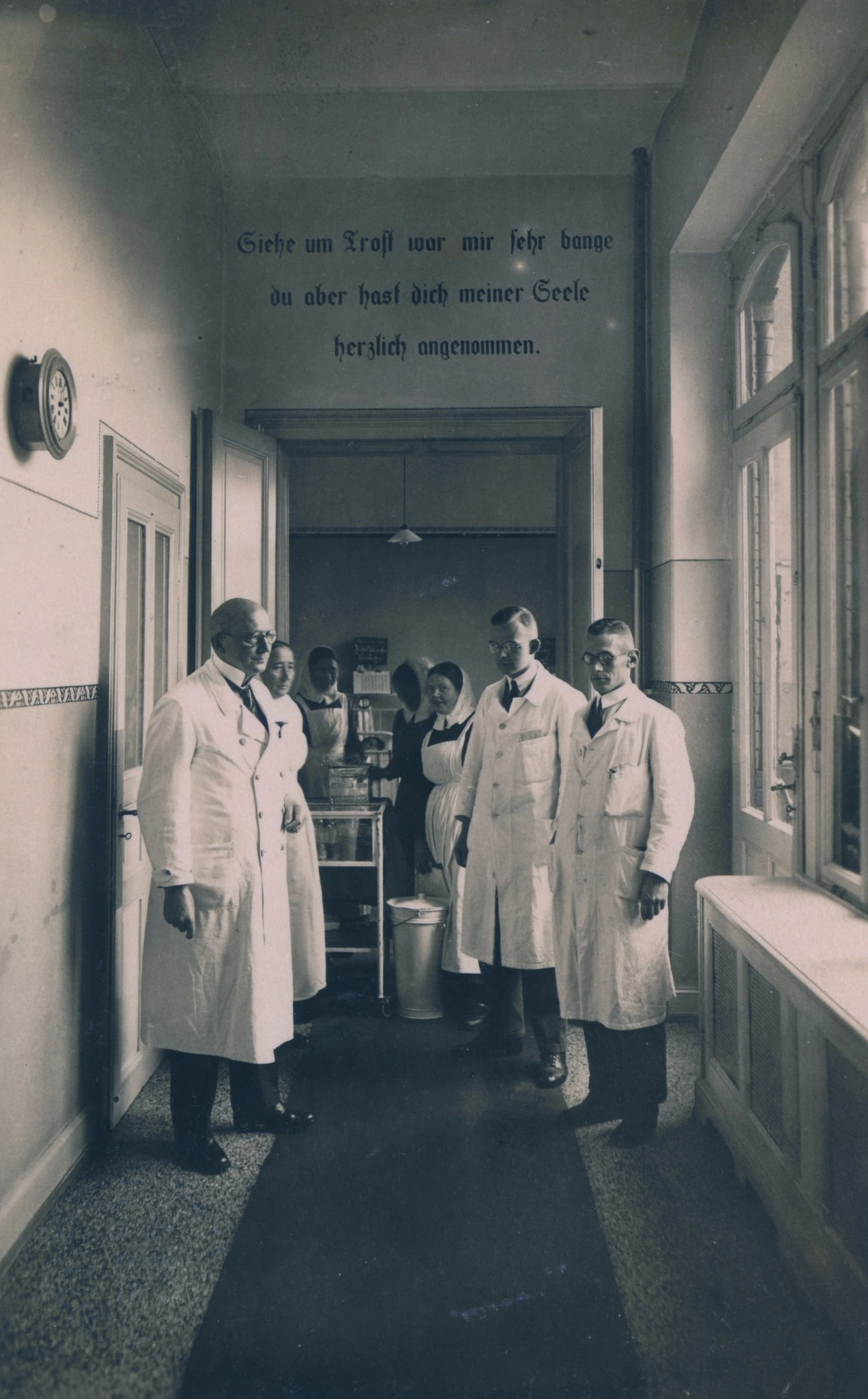 prof.-heile-bei-der-visite-1926