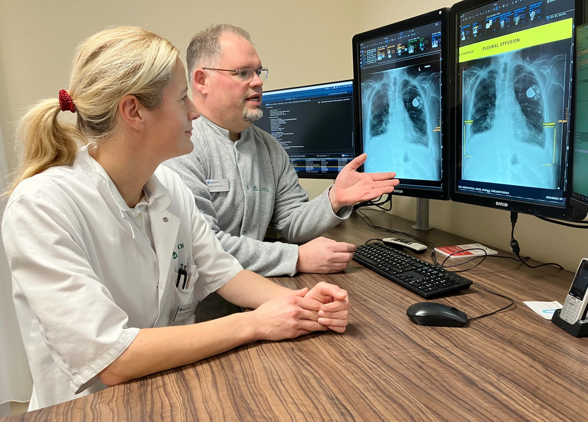 Bild: Einsatz von Künstlicher Intelligenz in der Radiologie in der Asklepios Nordseeklinik: Dr. Claudia Kagel-Hübner, Leitende Ärztin der ZNA, und Alexander Steinmetz, Chefarzt der Radiologie, nutzen die KI-Plattform von Aidoc.