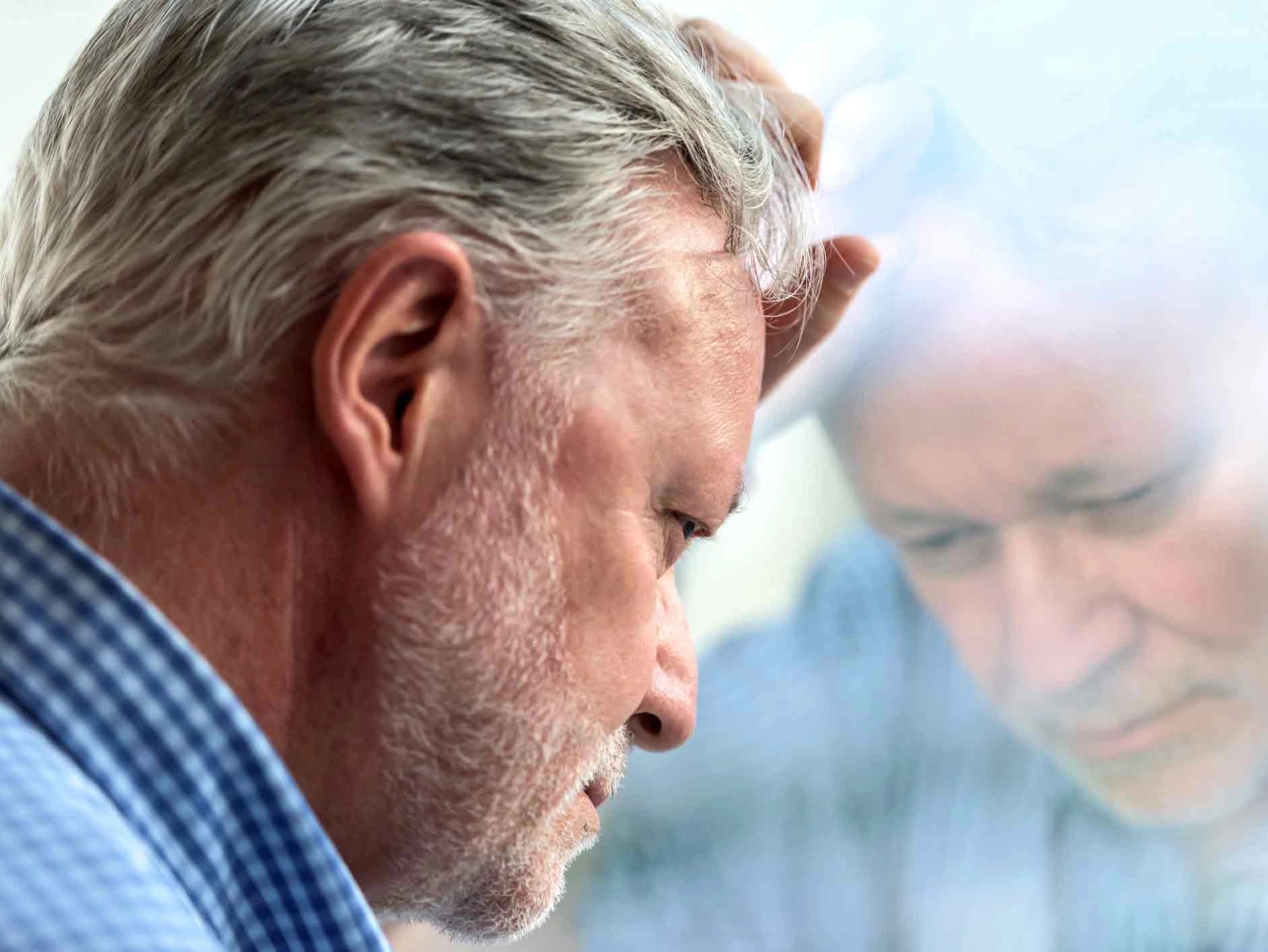 Bild: Mann sieht aus Fenster