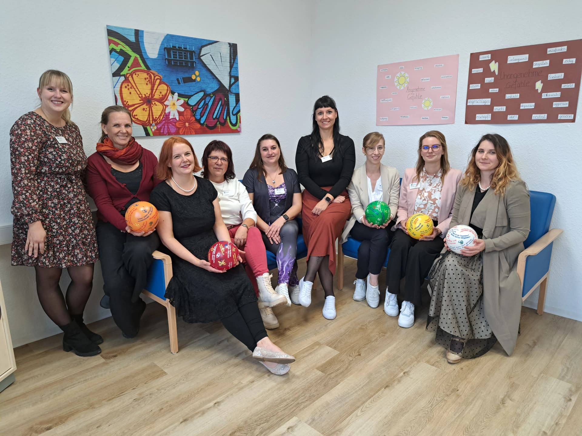 Das Foto zeigt das Team der Tagesklinik Finsterwalde in den neuen Räumlichkeiten der Klinik.