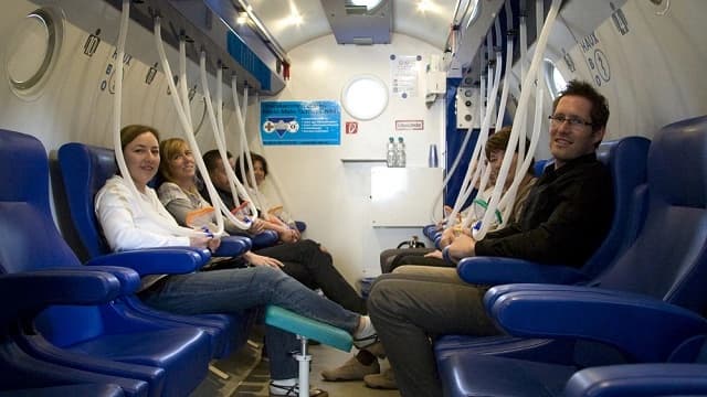 Das Motiv zeigt Patienten in der Druckkammer sitzend.