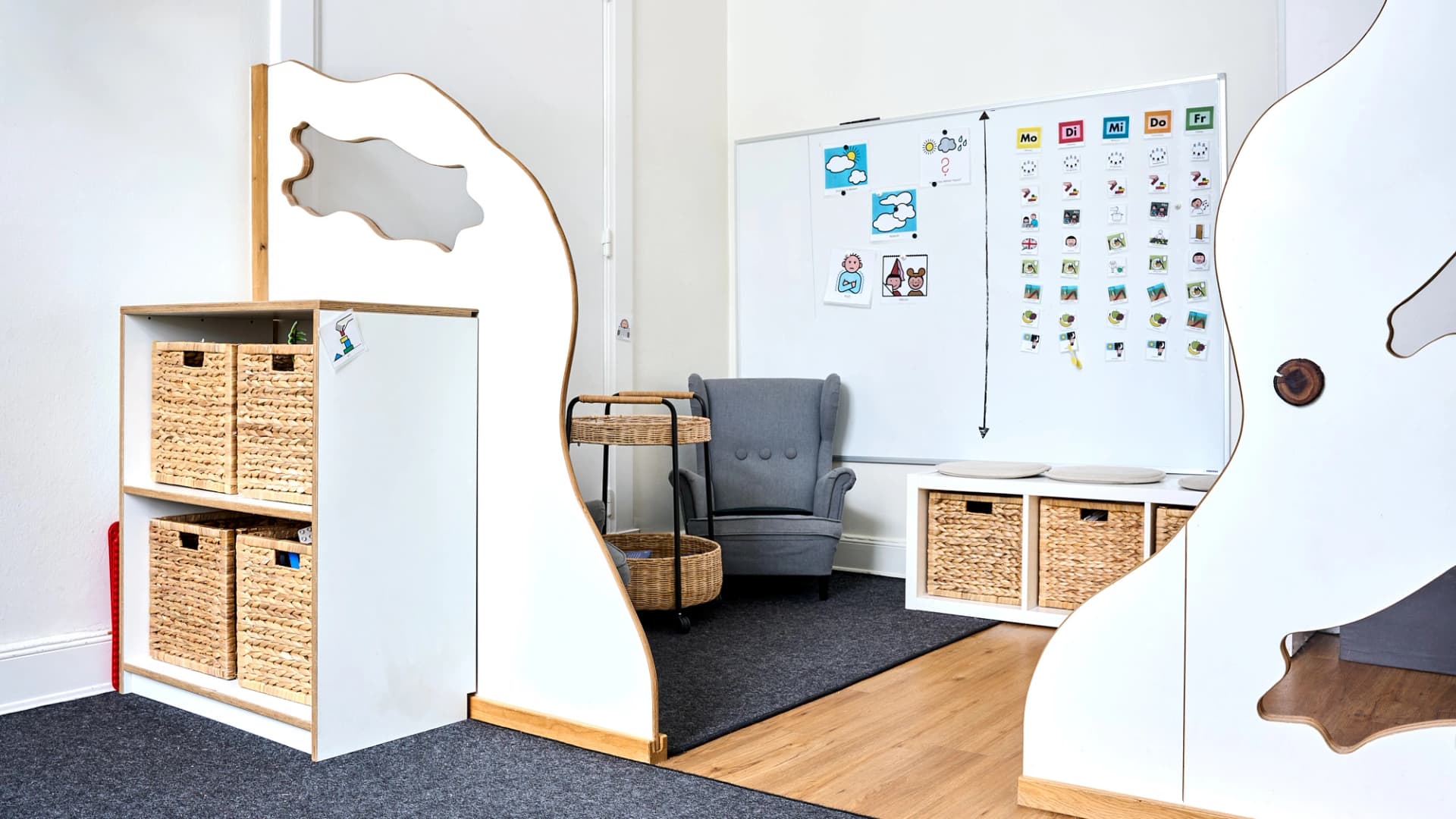 Bild: Rückzugsort durch Raumteiler mit Sessel und Magnettafel