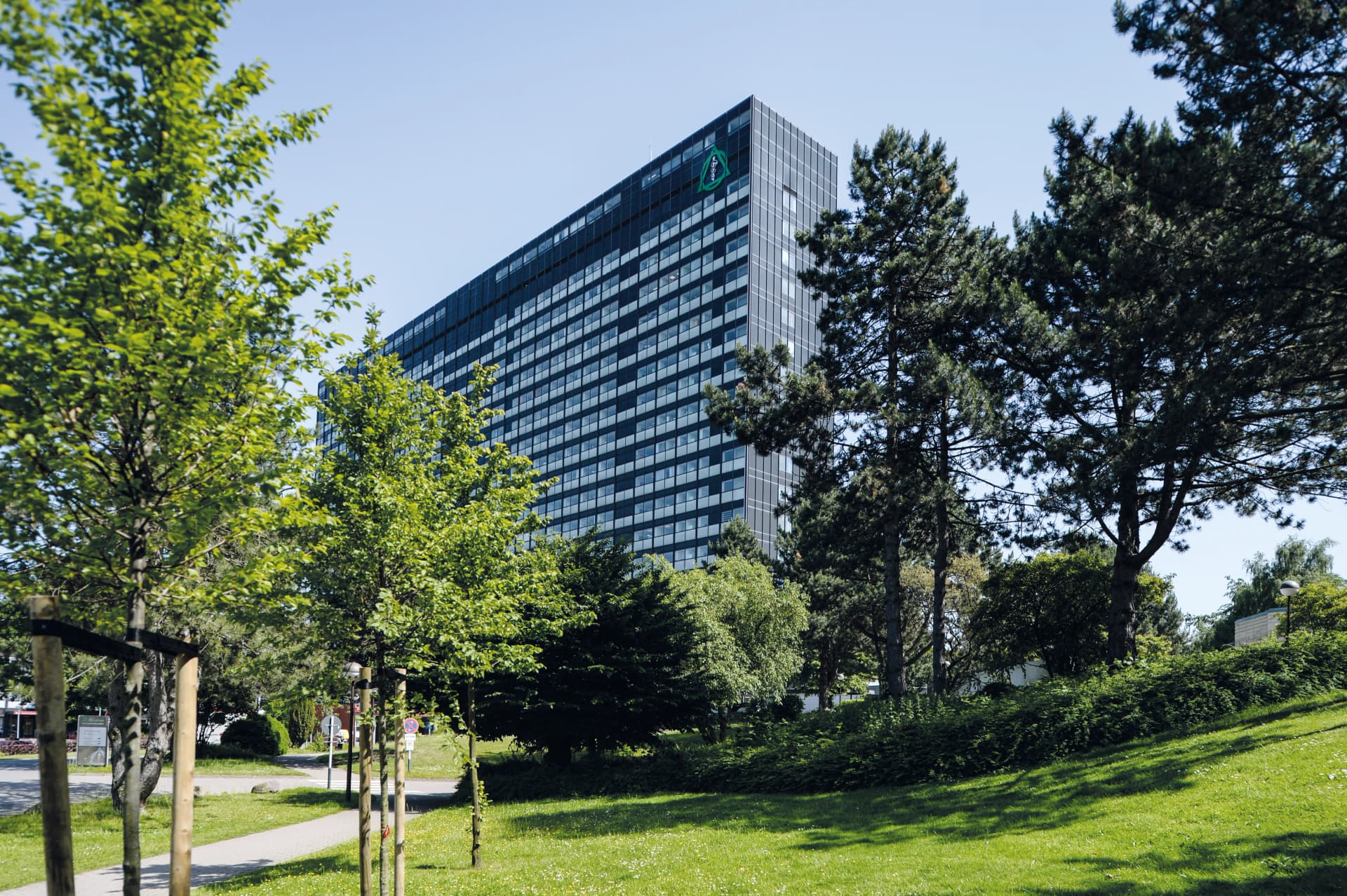 Blick auf das Klinikgebäude im Park