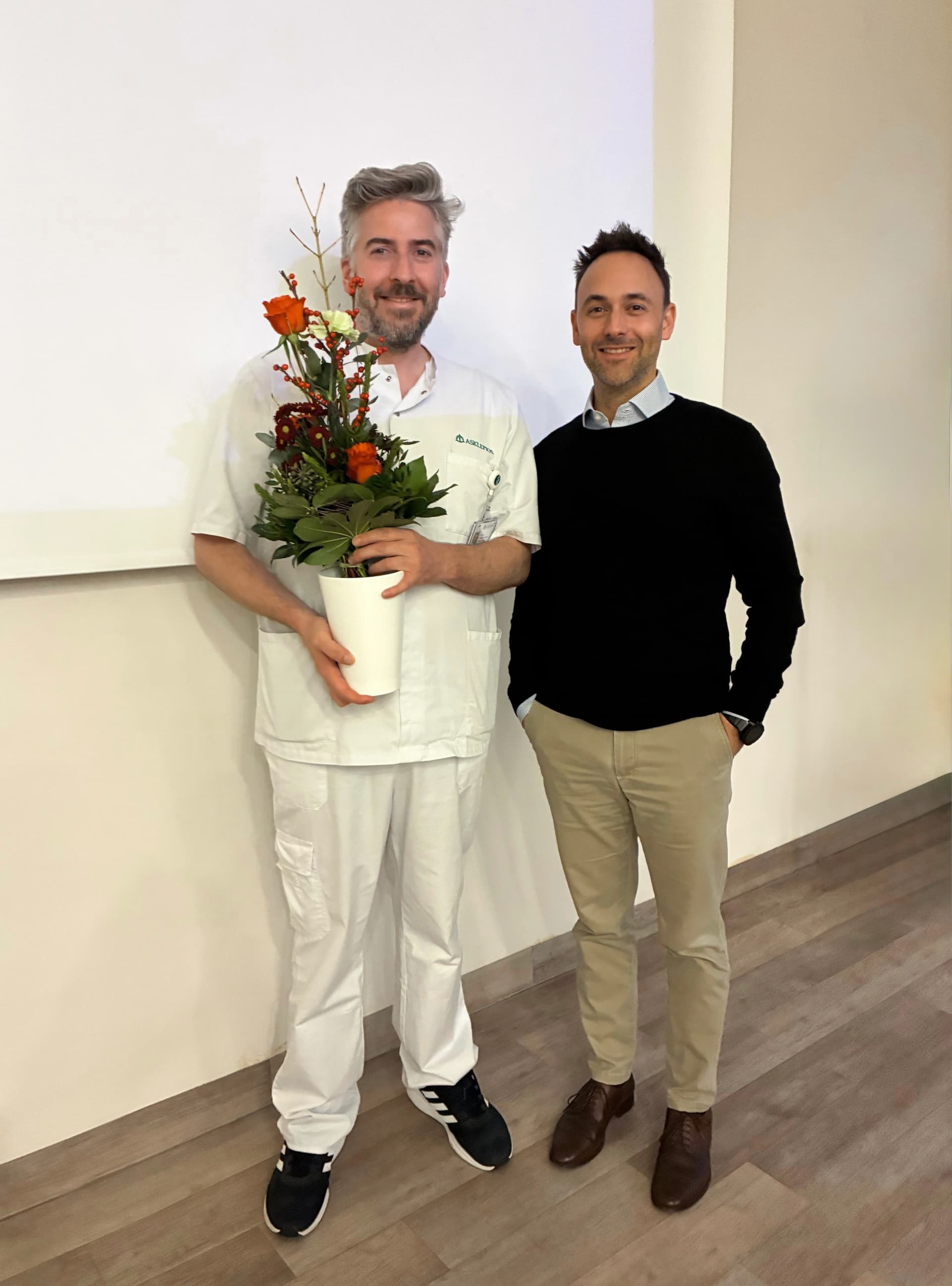 Bild: Prof. Dr. med. Christian-Alexander Behrendt, Chefarzt der Allgemeinen und Endovas-kulären Gefäßchirurgie und Ärztlicher Direktor der Asklepios Klinik Wandsbek, und Da-niel Amrein, Geschäftsführer der Asklepios Kliniken Hamburg GmbH.