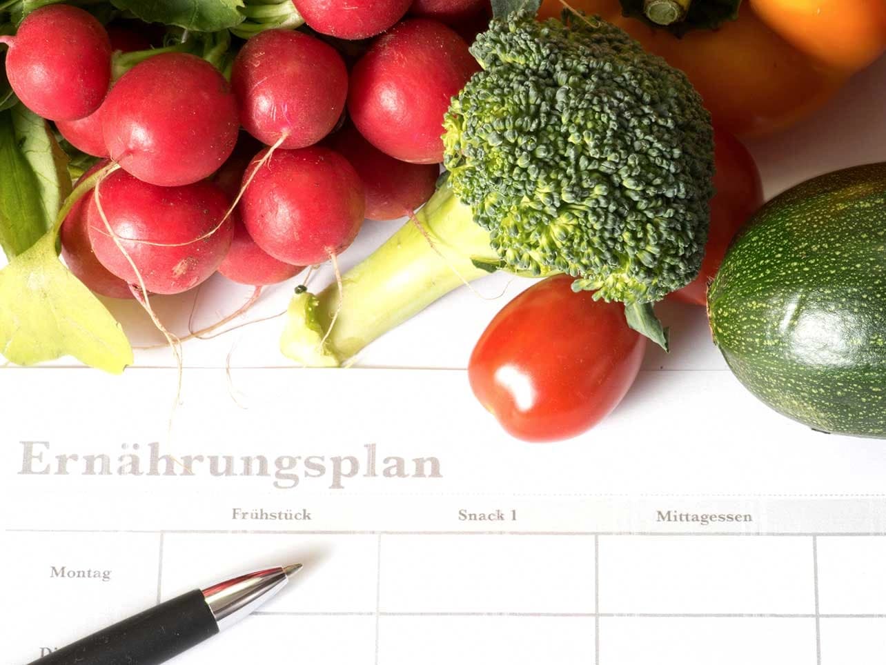 Bild: Gesunde Lebensmittel und Ernährungstagebuch