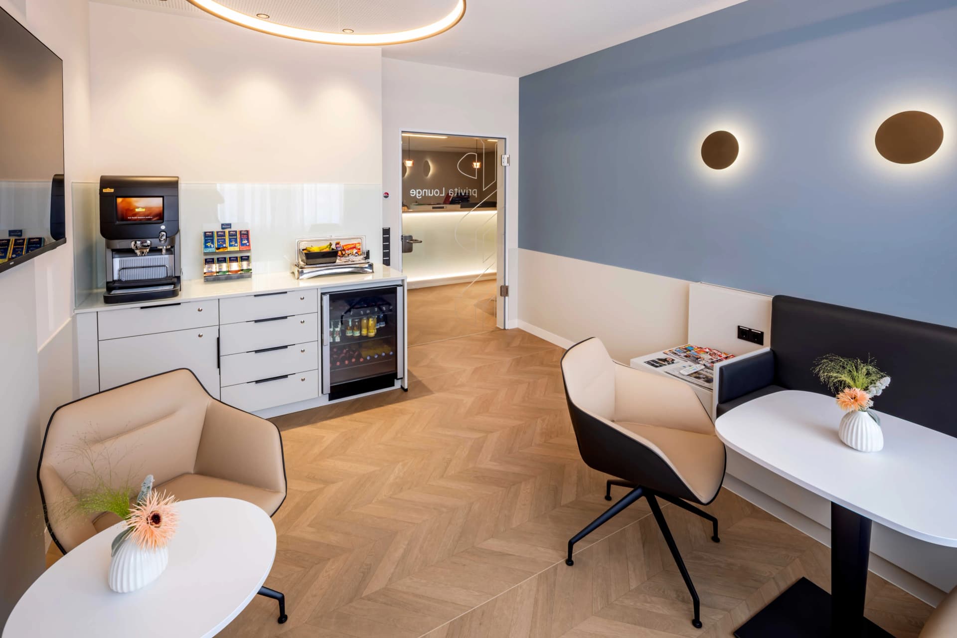 Das Motiv zeigt die Lounge der Station