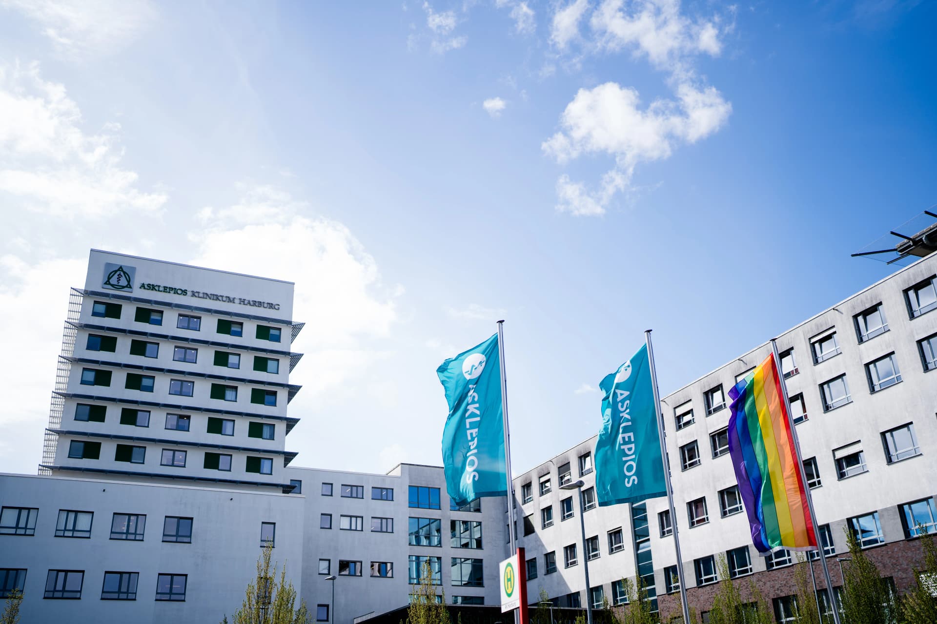 Bild: Aussenansicht des Asklepios Klinikum Harburg mit Flaggen