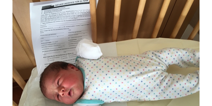 Kindergeld-Mila FOTO: Baby Mila mit dem neuen Antrag