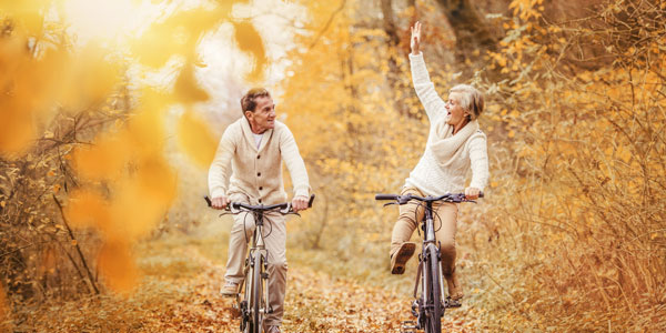Paar beim Radfahren Senioren im Herbst