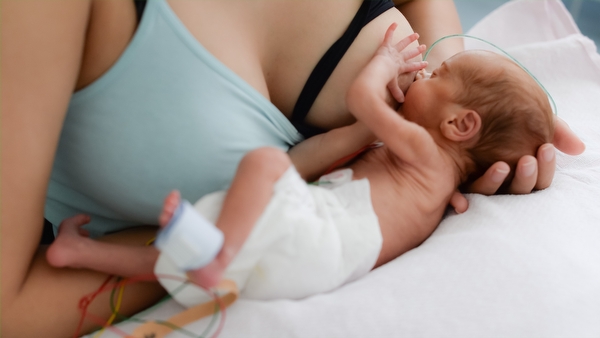 Auch und gerade für Frühgeborene Kinder ist Muttermiclh eine besonders gute Ernährung. BILD: Auch und gerade für Frühgeborene Kinder ist Muttermiclh eine besonders gute Ernährung. Hier stillt eine Mutter.