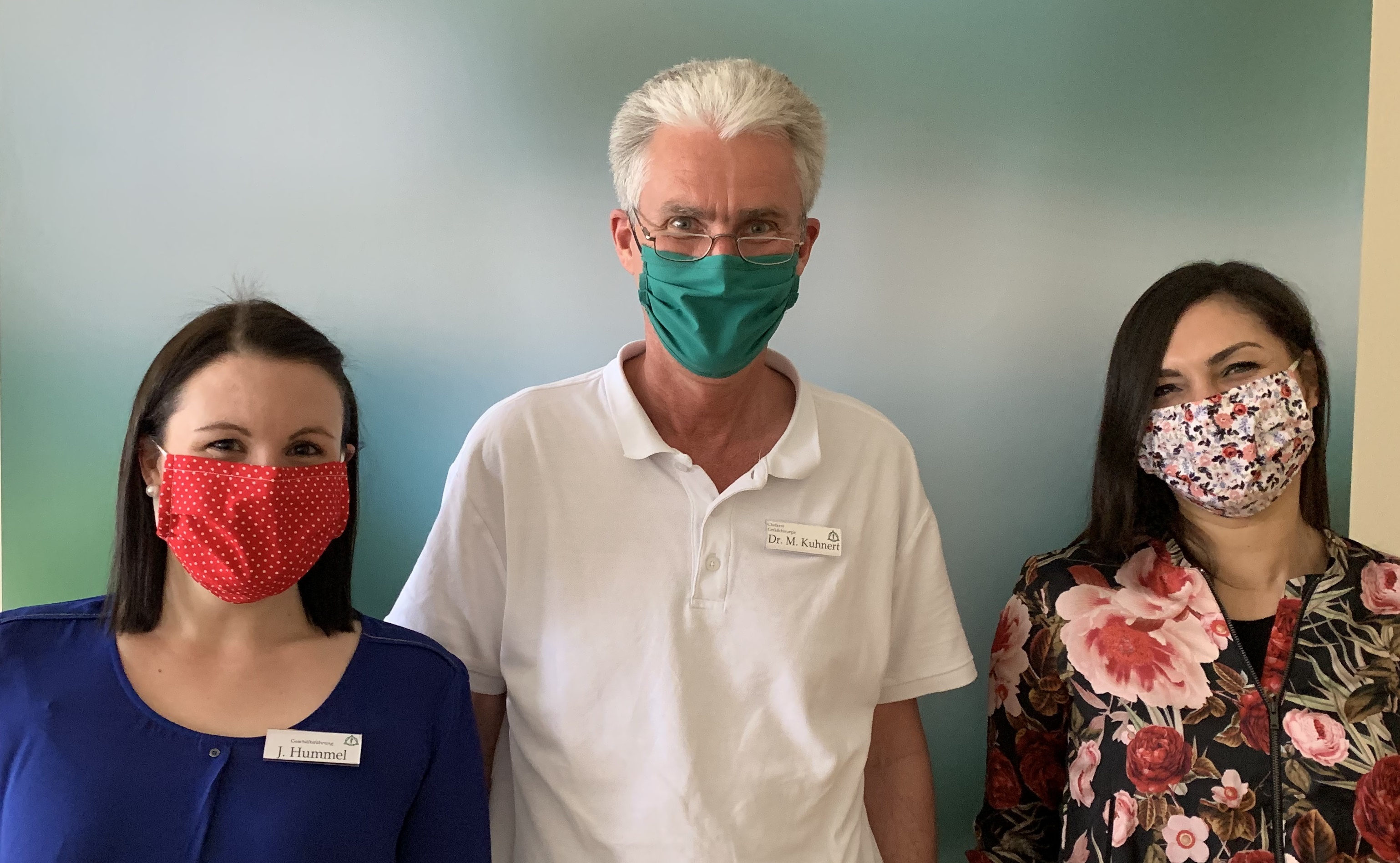Judith Hummel, Dr. Mario Kuhnert, Barbara Putzolu Klinikleitung trägt selbst genähte Masken